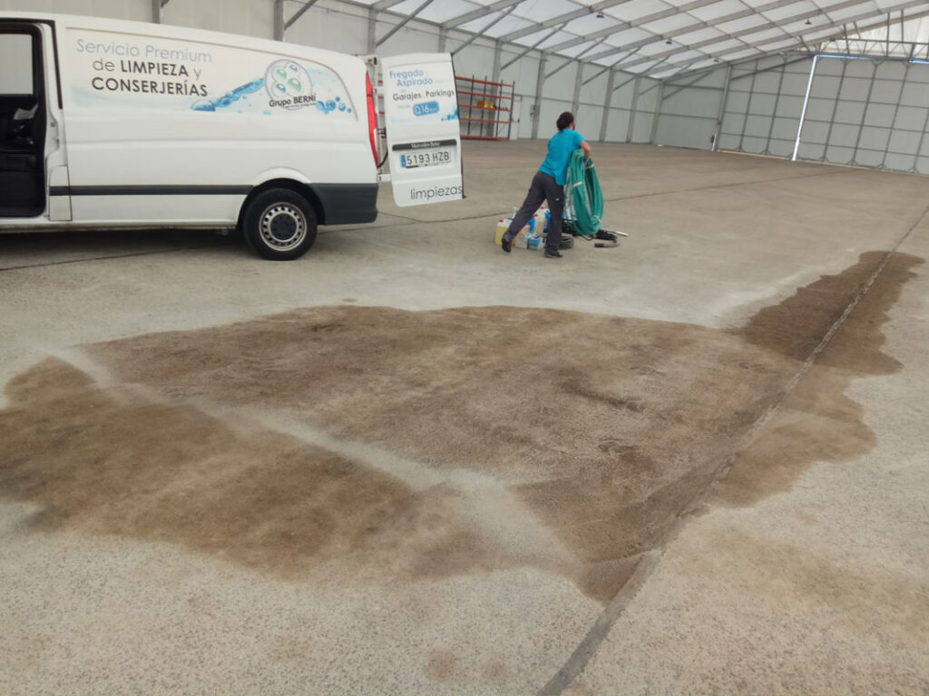 Limpieza de manchas de aceite aeropuerto 1