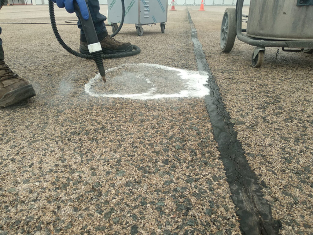 Limpieza de manchas de aceite aeropuerto 20