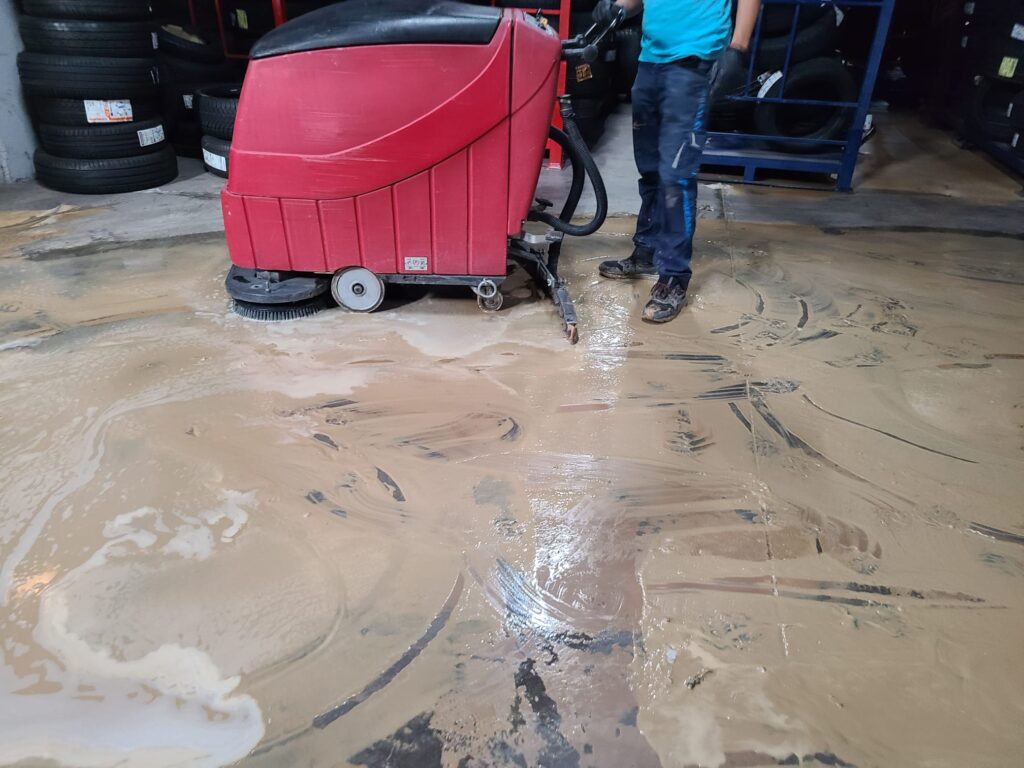 Limpieza de nave industrial inundada1.