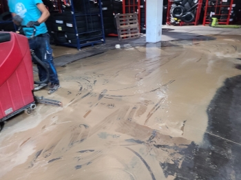 Limpieza de nave industrial inundada3.
