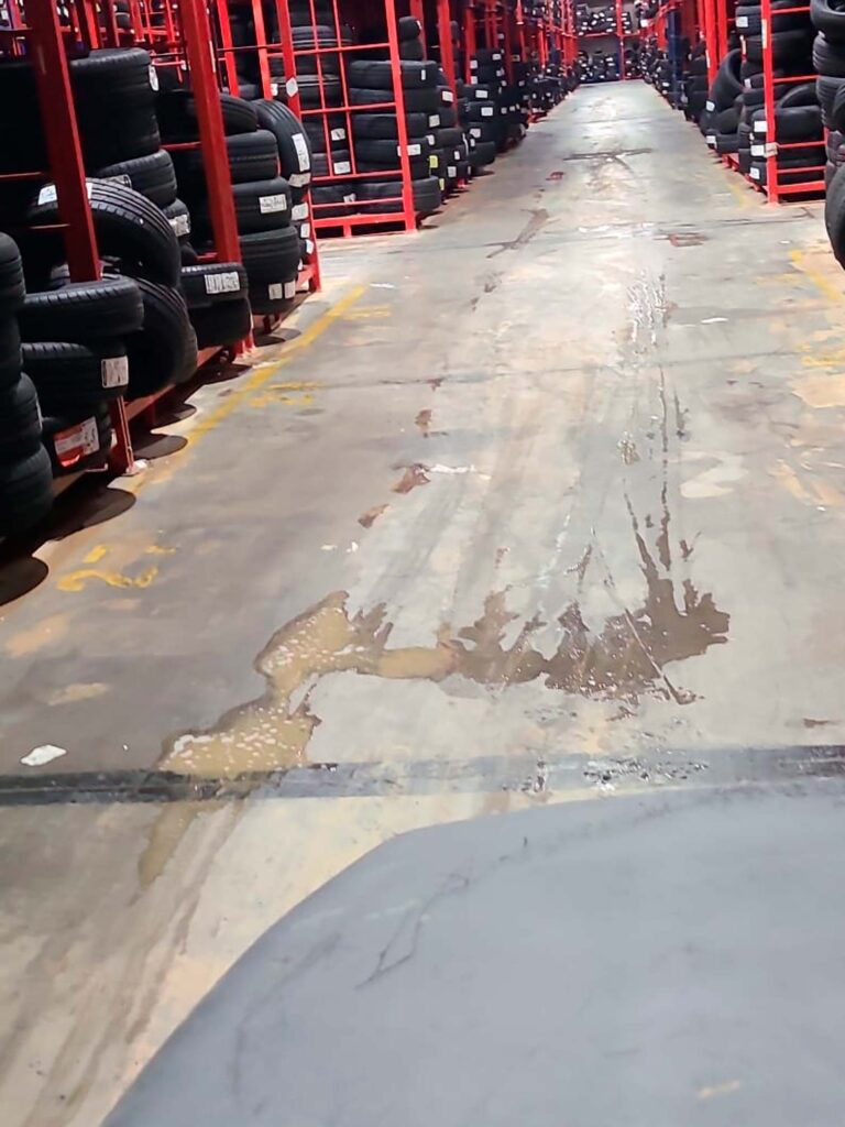 Limpieza de nave industrial inundada 7