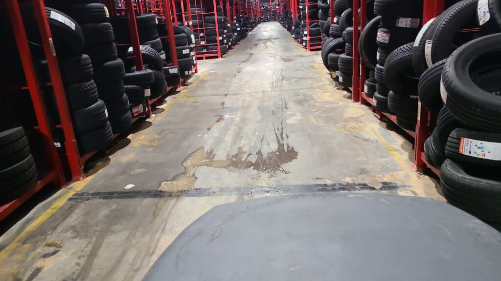 Ver limpieza de nave industrial inundada.