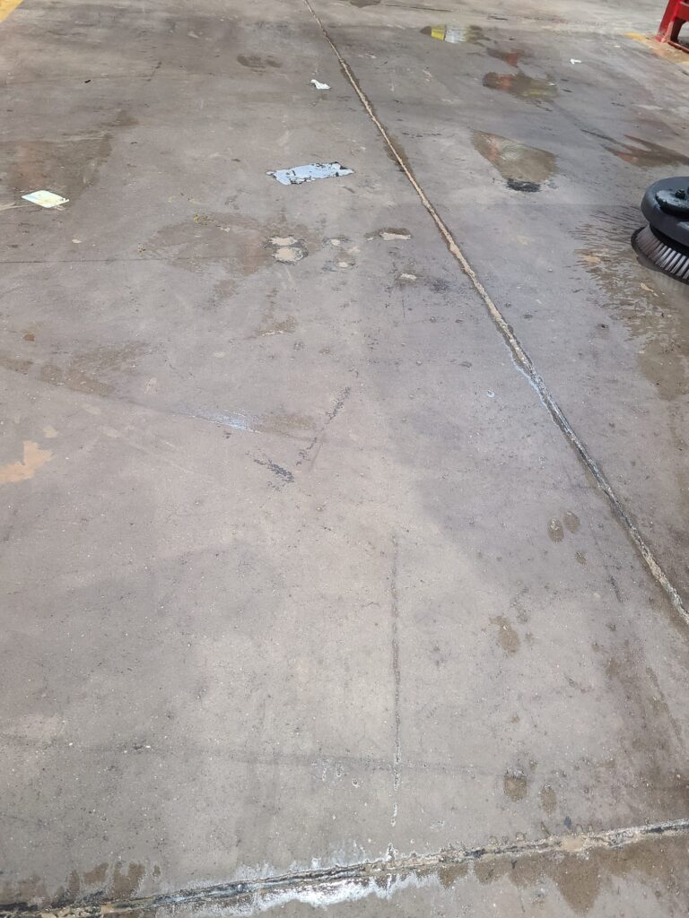 Limpieza de nave industrial inundada8.
