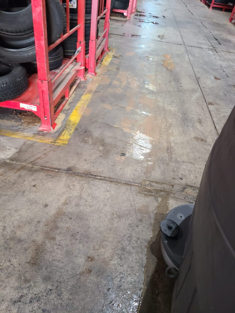 Limpieza de nave industrial inundada9.